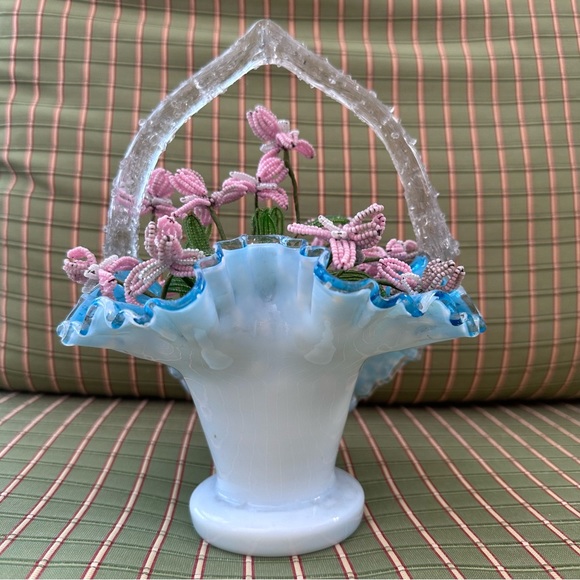 Art Glass basket with clear “drip” handle, crimped edge & beaded pink flowers. - Picture 4 of 12